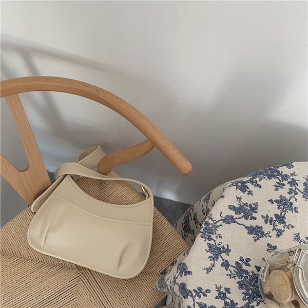 Designer wide crossbody bag for women's crescent shaped bucket saddle bag versatile single shoulder Korean version niche design pleated bag