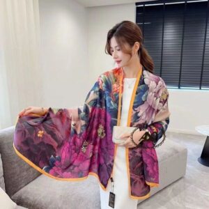 High-quality silk lightweight scarves are suitable for women to use as fashionable shawls on the beach in spring and autumn