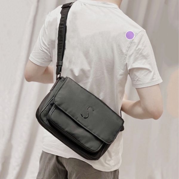 Mens Nylon Messenger Bag Designer Bag Black Cross Body Shoulder Bags Crossbody Men Flap 28cm 10A