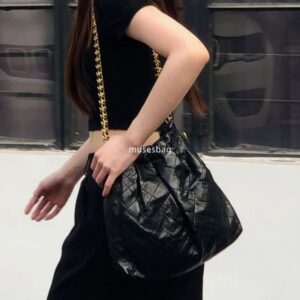 A niche design with black and gold chains a stylish diamond grid style a wandering bag a new textured bag for women and a trendy shoulder and underarm bag