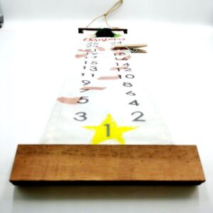 Classic Green Pinecone Christmas Ornament – Elegant Seasonal Crafting Piece