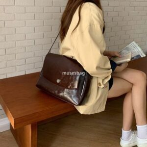 Autumn new niche design retro large capacity briefcase with quality sensitivity diligent crossbody simple messenger bag