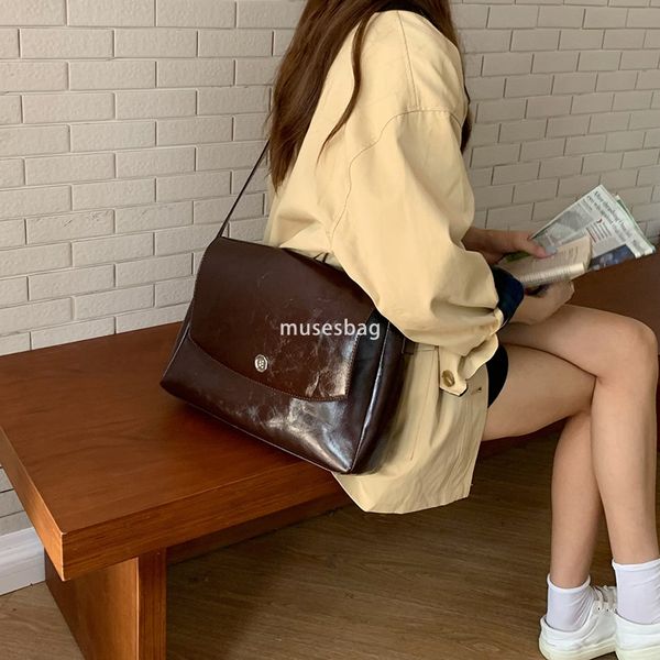 Autumn new niche design retro large capacity briefcase with quality sensitivity diligent crossbody simple messenger bag