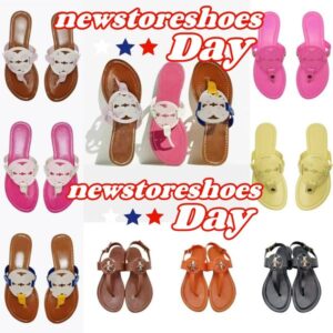designer sandals slippers designer women Clip On Foot Slippers Large Size Flat Sandals Fashion Brand Sandals Medium Flat bottomed beach flip flops slippers luxury
