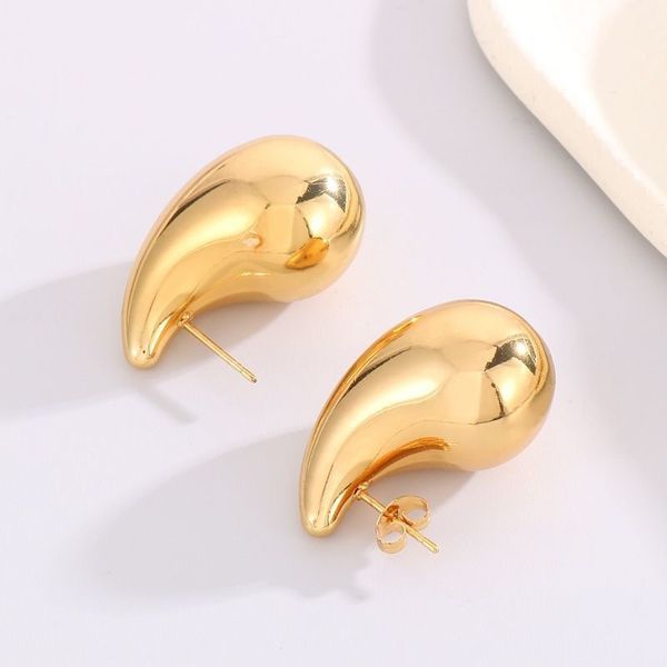 The multi-color metal teardrop ear studs are simple and elegant, suitable for all workplace, casual and dinner scenarios