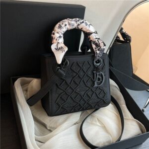 Designer free shipping 2025 new fashion, light high-end texture single shoulder crossbody bag for women