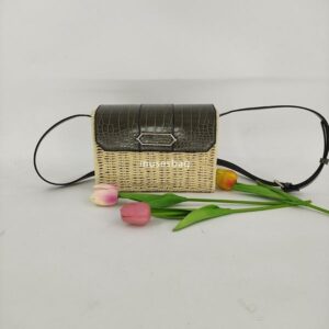 Fashionable Women's Designer Classic Casual Handwoven Practical Lightweight Crossbody Bag Retro Western Style One Shoulder Small Square Bag Frame Minimalist