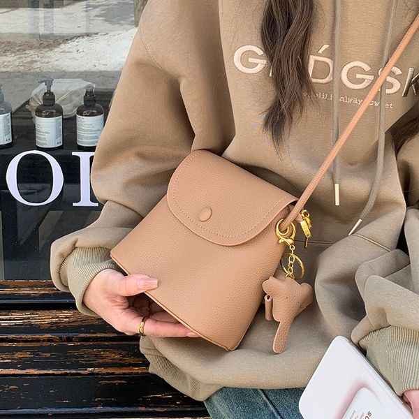 A niche retro mobile phone bag for women's new trendy autumn and winter single shoulder crossbody bag versatile Instagram super hot bucket bag