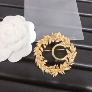 brand brooch – Couple style for women and men – Metal brooch – Fashion jewelry accessory – Designed with letter pearls and crystals – Back has a steel stamp mark