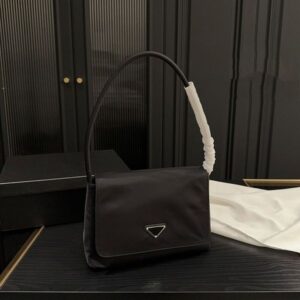 Designer bags Luxurys Women Woman Classic bags Nylon Waist bag Armpit bag Shoulder Bag Mobile phone bag Crossbody Bags Purse Card Ccredit card slot Fortune bags17m