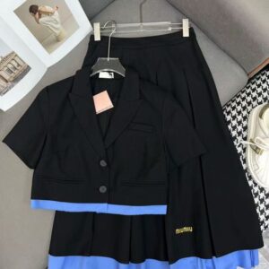 Designer label new short-sleeved suit jacket pleated skirt set, contrasting silkwork at the bottom corners, a popular set with a temperament