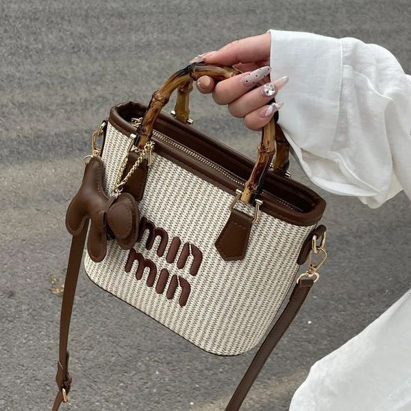 Designer 2025S New Spring Color Contrasting Grass Woven Bamboo Basket Water Bucket Handbag Fashion Shoulder Diagonal Cross Women Bag 10A
