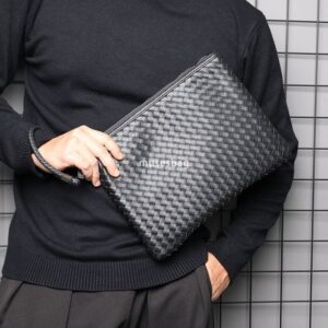 Spot wholesale men's and women's universal hand-held bags hand woven envelope bags horizontal PU hand-held bags manufacturer wholesale