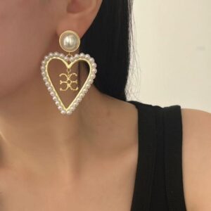 French vintage pearl heart-shaped earrings – a unique and exclusive design for women, featuring a delicate and luxurious touch, with a fashionable and stylish look.