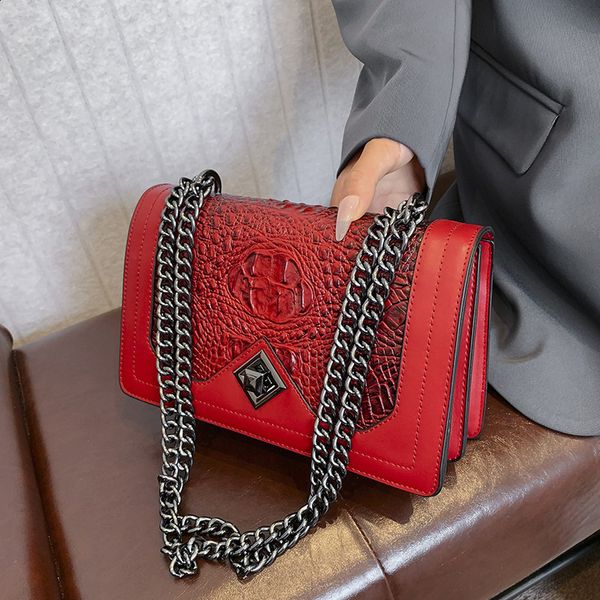 2025 New Fashionable Emed Pattern Chain Wine God Single Shoulder Cross Bag Bags