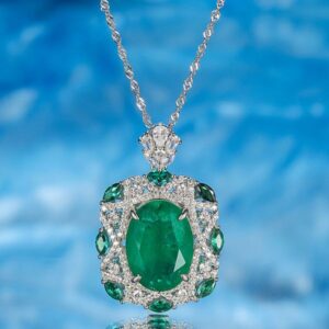 Retro-Chic Designer S925 Jewelry: Stunning Green Emeralda Gemstone Pendants Suspended from Luxurious Chain