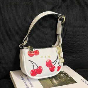 Designer Keychain wallet for Womens Luxury Leather Keyring Keychain Bag Charm Stylish Keychain Hangings Leather Keychain