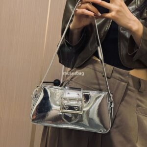 Trendy and fashionable handheld patent leather silver sweet and cool spicy girl style bag new niche design pink motorcycle underarm bag for women