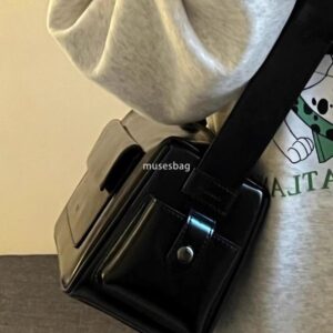 A niche design for college students a large capacity and versatile tote bag a new bag for women to work and commute with a textured one shoulder crossbody bag