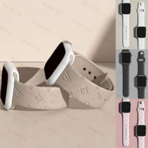 Designer Silicone Apple Watch Band 38 40 41 42 44 45 49 mm 10 L wer Wat Strap Wristband For Iwatch 9 8 7 6 5 SE Letter Fashion Watchbands