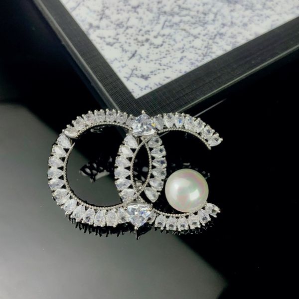 High Quality Pins Brooches Pins Brooch Women Designer Brand Letter Pins Crystal Gold Silver Copper Plated Accessories for Wedding Party Gift