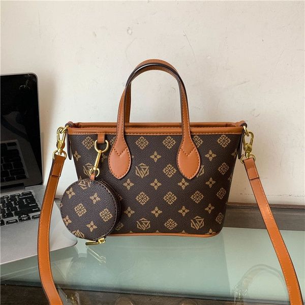 Free shipping 2025 Designer Bag Shoulder Bag fashionable commuting large capacity tote bag for women crossbody bag hand-held shoulder bag brown