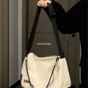 Niche Design Instagram Style Retro Trendy Street Shooting Minimalist Large Capacity Oblique Straddle Bag for Women's Leisure Design Neutral One Shoulder