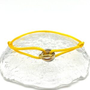 Weave a lucky bracelet with a sophisticated and elegant style, in the trend of Instagram, with engraved words on the bracelet.