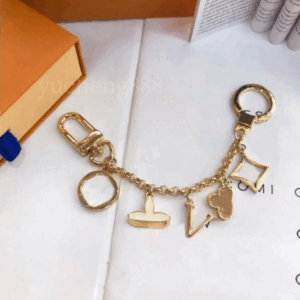 Luxury Designer Keychain Fashion Classic Brand Key Buckle Flower Letter Key Chain Handmade Gold Keychains Mens Womens Bag Pendant