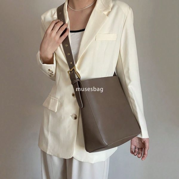 New Fashion Trend Versatile High Quality Texture Solid Color High Capacity College Style Bucket Bag Single Shoulder Crossbody Women's Bag