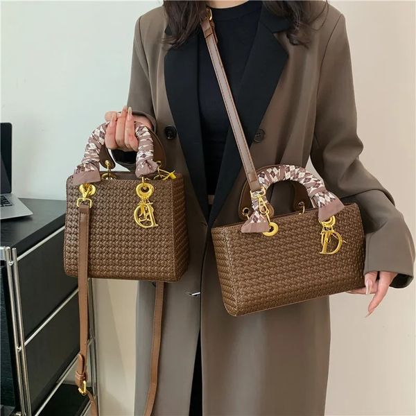Tote bag Designer bag fashion ladies luxury bag medium shoulder bag crossbody bag mini bag high quality leather new knitting crossbody bag shoulder designer handbag