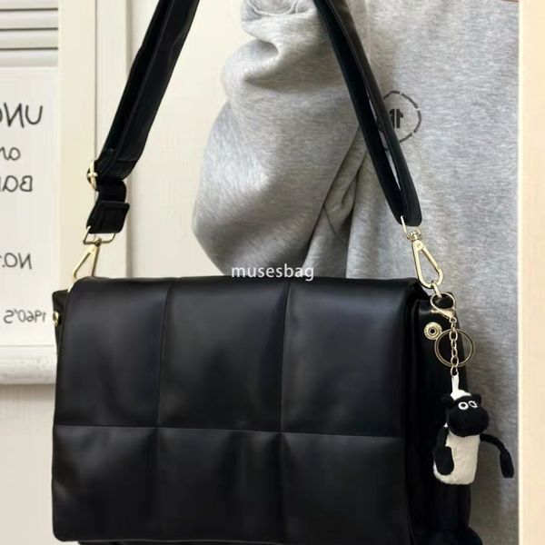 Small niche design, high-end down large capacity women's bag autumn and winter new texture casual and versatile diagonal cross bag