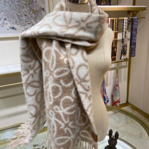 New autumn and winter scarves can also be used as a shawl Floral double-sided long scarf featuring the brand's classic LOGO design Material: 49% wool + 30% alpaca wool + 21%