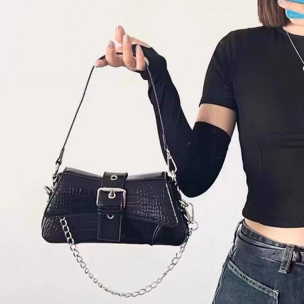 Chaopai Personalized Spicy Girl Small New niche design Chain One Shoulder Medieval Underarm Stick Bag