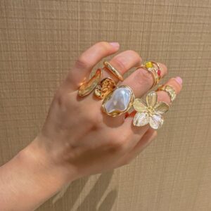 Baroque Style Pearl Imitation Ring for Women, Retro Metal Flower Design, Vintage Open Finger Ring, Elegant and Bold Jewelry