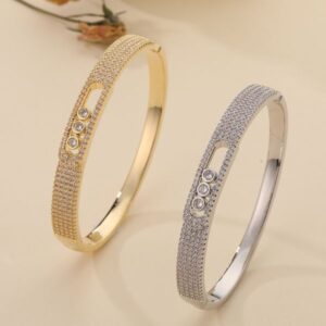 Slide the three-diamond star-shaped bracelet with luxurious design and sparkling diamonds. This is a fashionable couple's accessory.