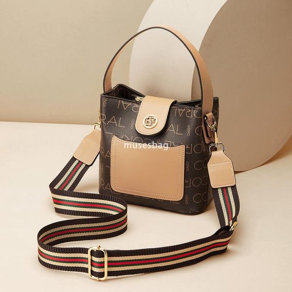 Commuter bag women's crossbody bag versatile retro tote bag bucket bag high-end fashion handbag travel backpack