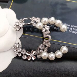 Elegant Gold Plated Brand Designer Letters Brooch Fashion Famous Women Alloy Letter Pearl Crystal Rhinestone Suit Pin Jewelry Accessories
