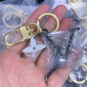 Leather High Quality Keychain Classic Exquisite Designer Car Keyring Alloy Letter Unisex Lanyard Gold Black Metal Jewelry With Box Gift Car Accessories