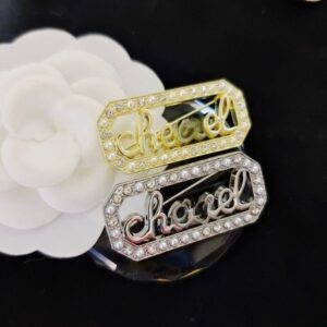 Brand brooch – Women's and Men's Couple Style – Diamond Brooch – Fashion Jewelry Accessory – Letter Pearl and Crystal Design – Back has a steel stamp mark