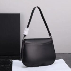 Cosmetic Bags The bottom and sides of the Underarm Bag are gradually rounded to accentuate simple