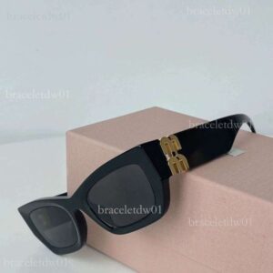 Sunglasses Fashion Show Models Wearing The Same Style. In Line With The Design's Fashionable Lines Uv-protective Sunglasses A Favorite Of Strong Women.