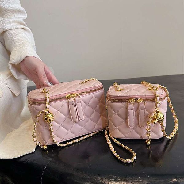 Elegant Women's Small Textured Crossbody Bag with Diamond Pattern Chain Strap Trendy Summer 2024 Hand-Carried Bucket Purse