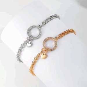 Fashionable and elegant bracelet with round design, heart-shaped gemstone inlay, geometric shape, high-end and simple style, perfect accessory for women.