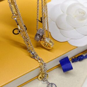 Luxurious designer-style pendant necklace high-quality material fashionable necklace Gender-neutral style Comfortable to wear Suitable for parties