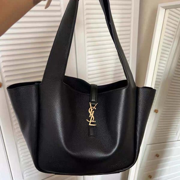 The 2025 new designer bag, a classic and fashionable large-capacity handbag with leather texture for travel, is available in black, white and brown