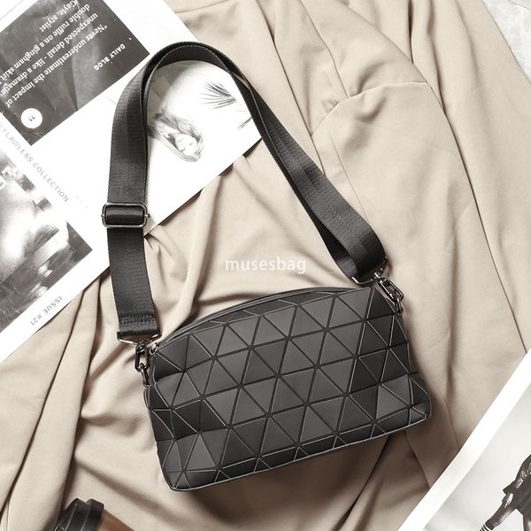 White geometric diamond grid bag for couples single shoulder bag for men and women crossbody bag trendy street fashion small square bag collapsed bag