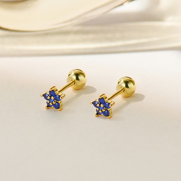 S925 silver flower-shaped screw-on ear stud. Unique design, small ear bone stud. Nighttime wear, anti-allergic ear jewelry.