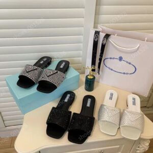 Womens Crystal Embellished sandals designers Diamond flat Slide Casual Rhinestones sandal for woman shoe triangular brand square head slippers Comfort Flip Flops