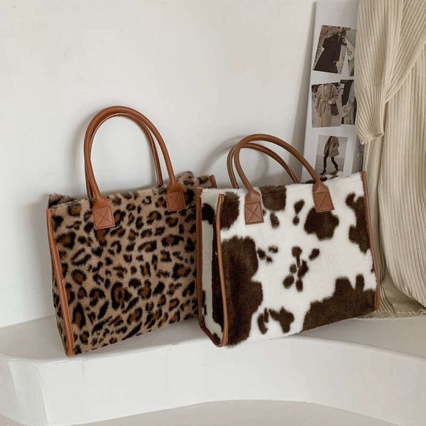Leopard print women in autumn winter, new trendy and fashionable handbag for commuting, large capacity plush bag